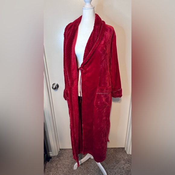 Robe - Picture 2 of 4
